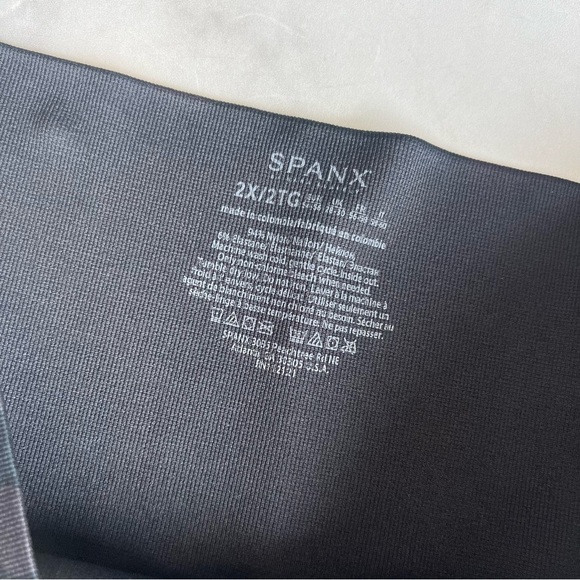 Spanx Size 2X Plus Size Seamless Look at me Leggings in Black Camo NEW! - Picture 6 of 6